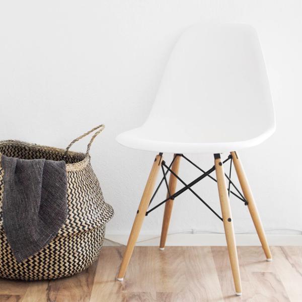 Silla blanca y de madera